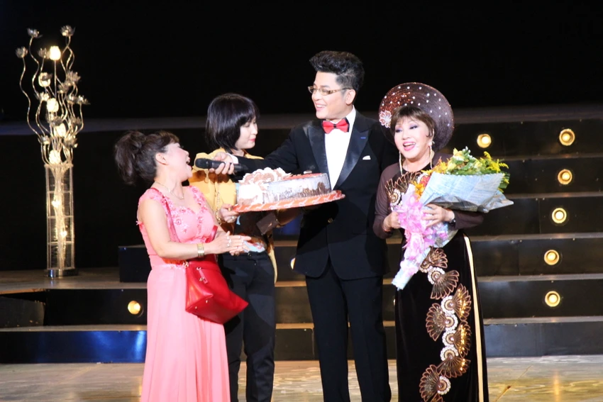 Nghệ sĩ Hồng Nga tỏa sáng cùng dàn sao trong đêm live show cuối đời ảnh 9 Nghệ sĩ Hồng Nga tỏa sáng cùng dàn sao trong đêm live show cuối đời ảnh 9