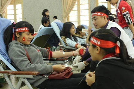 Hàng ngàn người tham gia hiến máu ngày Chủ nhật Đỏ ảnh 1 Hàng ngàn người tham gia hiến máu ngày Chủ nhật Đỏ ảnh 1