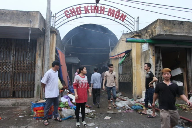 Chợ Kinh Môn, Hải Dương cháy trong chiều mồng 4 Tết Nguyên đán Ất Mùi - Ảnh: Tiến Thắng