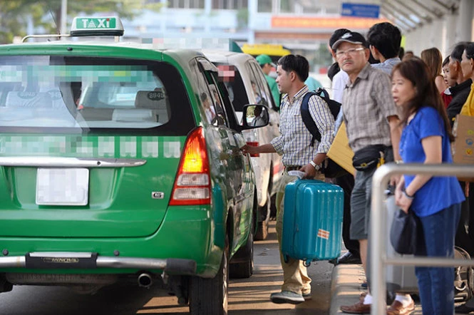 Hành khách đón taxi tại sân bay Tân Sơn Nhất (TP.HCM) - Ảnh: Thuận Thắng Hành khách đón taxi tại sân bay Tân Sơn Nhất (TP.HCM) - Ảnh: Thuận Thắng
