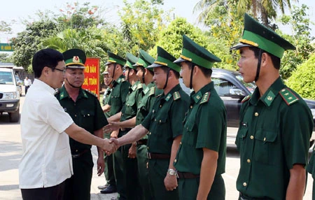 Phó Thủ tướng đã thăm Đồn biên phòng Long Bình, tỉnh An Giang. Ảnh: VGP/Hải Minh Phó Thủ tướng đã thăm Đồn biên phòng Long Bình, tỉnh An Giang. Ảnh: VGP/Hải Minh