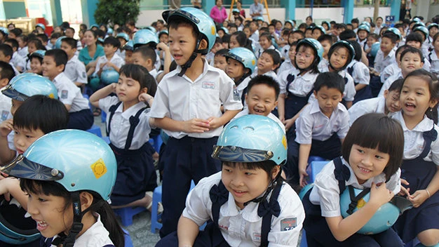 Học sinh Trường tiểu học Trương Định thích thú với các hoạt động tìm hiểu, kết thân với “người bảo vệ dễ thương” là mũ bảo hiểm - Ảnh: Hải Thi Học sinh Trường tiểu học Trương Định thích thú với các hoạt động tìm hiểu, kết thân với “người bảo vệ dễ thương” là mũ bảo hiểm - Ảnh: Hải Thi