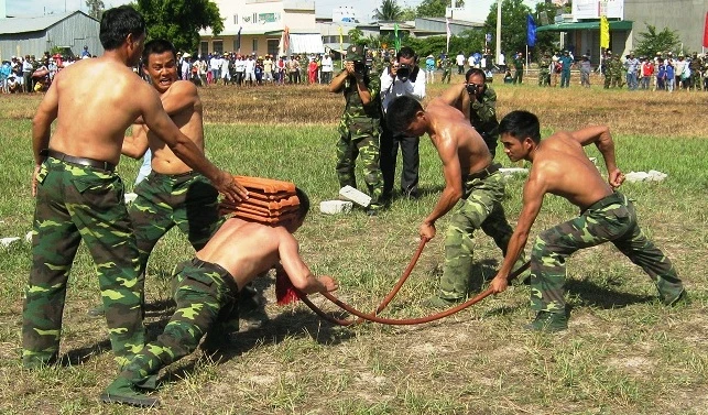 Chùm ảnh biểu diễn võ thuật đầy uy dũng của Bộ đội biên phòng ảnh 6 Chùm ảnh biểu diễn võ thuật đầy uy dũng của Bộ đội biên phòng ảnh 6