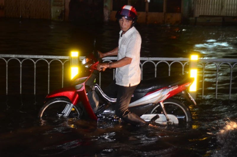 Sài Gòn lại ngập nặng sau cơn mưa lớn ảnh 7 Sài Gòn lại ngập nặng sau cơn mưa lớn ảnh 7
