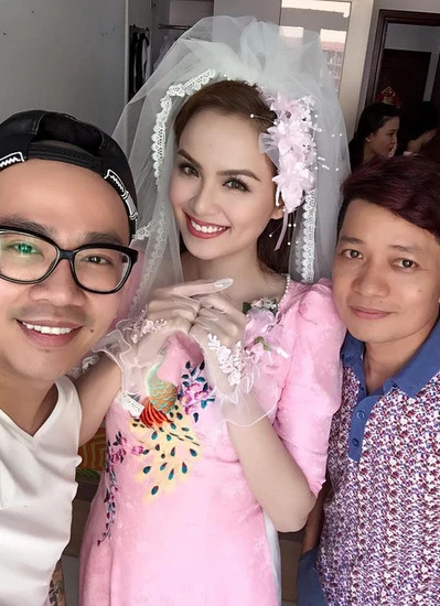 Hoa hậu không mời bạn bè đến chung vui ngoài nhà thiết kế Thuận Việt và stylist Minh Lộc hỗ trợ cô về phần hình ảnh. Ảnh:FB le-ruoc-dau-cua-hoa-hau-diem-huong-dien-ra-bi-mat