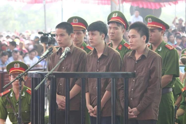 Chùm ảnh: Toàn cảnh phiên tòa xét xử trọng án thảm sát Bình Phước ảnh 21 Chùm ảnh: Toàn cảnh phiên tòa xét xử trọng án thảm sát Bình Phước ảnh 21