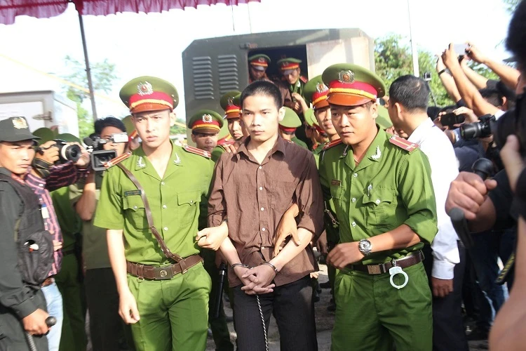 Chùm ảnh: Toàn cảnh phiên tòa xét xử trọng án thảm sát Bình Phước ảnh 13 Chùm ảnh: Toàn cảnh phiên tòa xét xử trọng án thảm sát Bình Phước ảnh 13