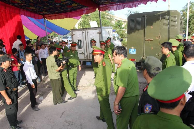 Chùm ảnh: Toàn cảnh phiên tòa xét xử trọng án thảm sát Bình Phước ảnh 9