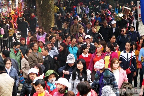 Chùa Hương chưa khai hội, du khách đã chen chân - ảnh 1
