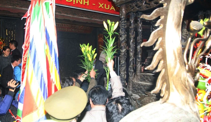 Dân ùn ùn cướp lộc sau giờ khai ấn đền Trần ảnh 11