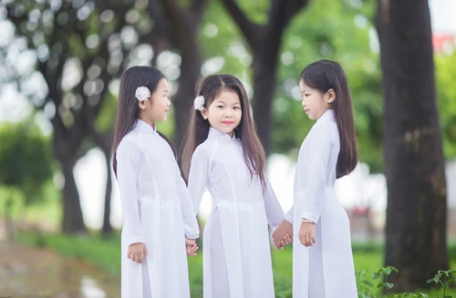 Sinh cuốinăm 2009, ba chị em năm nay vừa bước vào lớp Một. chi-em-sinh-ba-dien-ao-dai-trang