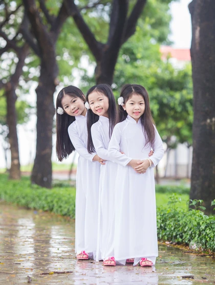 Dù là chị em sinh ba, nét của các bé vẫn có sự khác nhau và rất dễ phân biệt. chi-em-sinh-ba-dien-ao-dai-trang-4