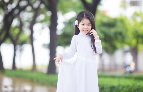 Bé Ngô Hoàng Bảo Ngọc tên ở nhà là Susu. chi-em-sinh-ba-dien-ao-dai-trang-5