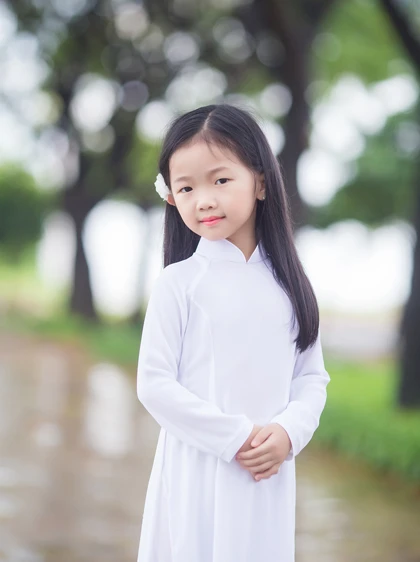 Bé Ngô Hoàng Bảo Ngân ở nhà còn được gọi là Carot. chi-em-sinh-ba-dien-ao-dai-trang-6