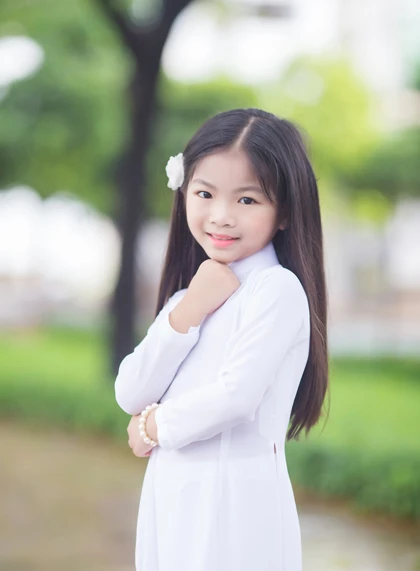 Còn bé Ngô Hoàng Bảo Nguyên tên ở nhà là Suplo. chi-em-sinh-ba-dien-ao-dai-trang-7