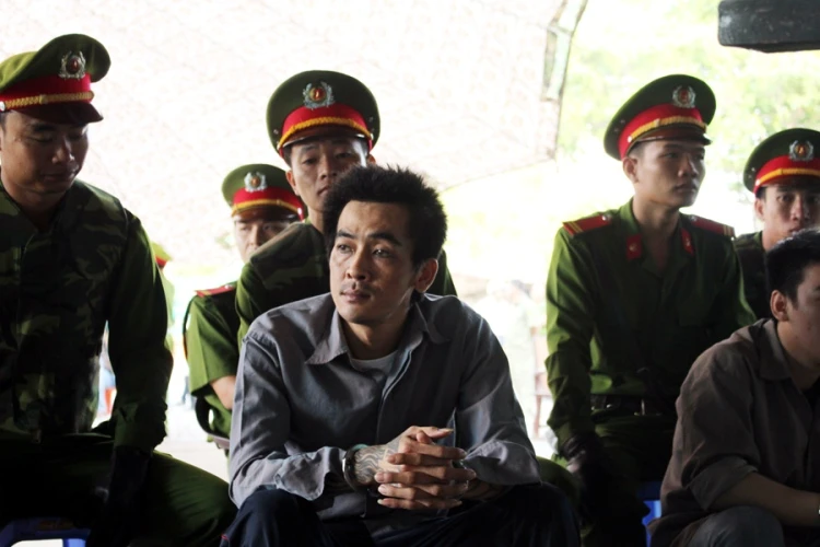 'Trùm giang hồ' giết hai người ở Phú Quốc cười trong phiên tòa ảnh 3 'Trùm giang hồ' giết hai người ở Phú Quốc cười trong phiên tòa ảnh 3