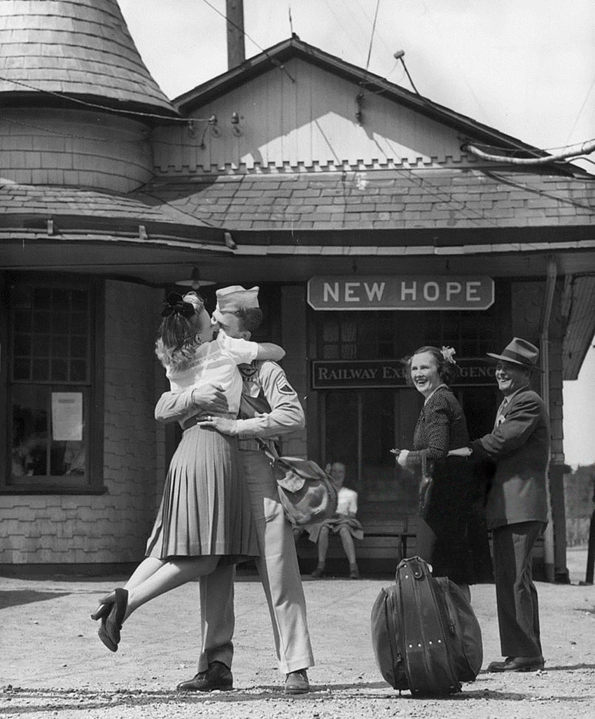 Cặp đôi đoàn tụ ở nhà ga The Train, Connecticut, 1945