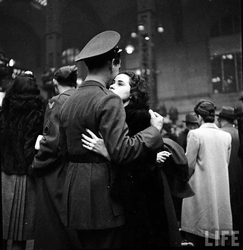 Cái ôm tiễn biệt ở nhà ga Penn, New York, 1943