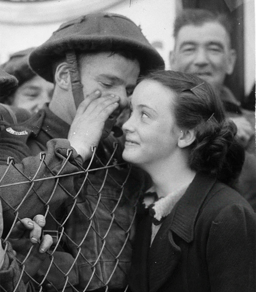 Một người lính Anh hẹn ngày trở về trước khi ra chiến trường, 1939.