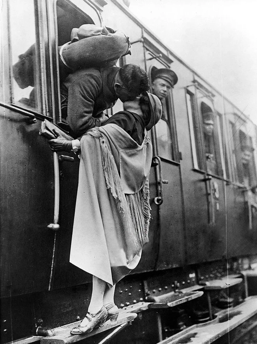 Một người lính hôn từ biệt bạn gái trước khi lên đường vào năm 1922