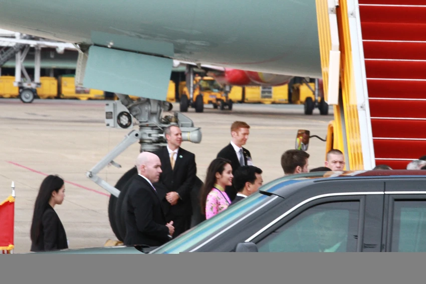 Cô gái vinh dự tặng hoa cho tổng thống Obama ở Tân Sơn Nhất ảnh 2 Cô gái vinh dự tặng hoa cho tổng thống Obama ở Tân Sơn Nhất ảnh 2