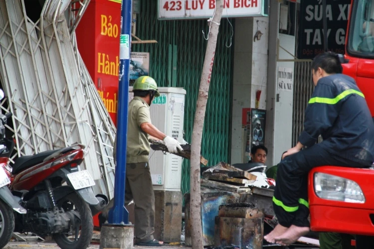 Toàn cảnh vụ cháy lớn giữa đêm ở quận Tân Phú ảnh 8 Toàn cảnh vụ cháy lớn giữa đêm ở quận Tân Phú ảnh 8