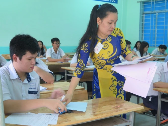 Chùm ảnh ngày thi đầu tiên tuyển sinh lớp 10 tại TP.HCM ảnh 6 Chùm ảnh ngày thi đầu tiên tuyển sinh lớp 10 tại TP.HCM ảnh 6