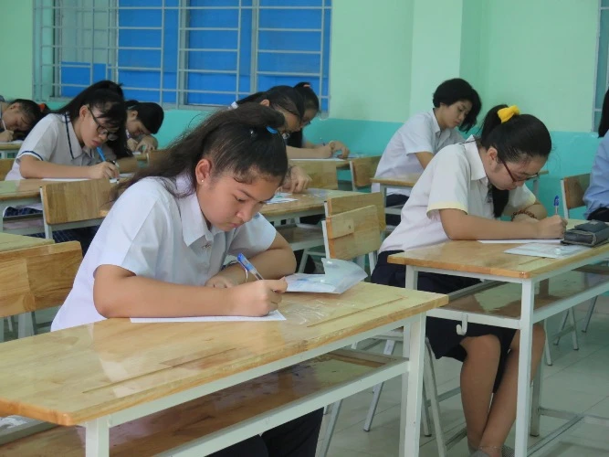 Chùm ảnh ngày thi đầu tiên tuyển sinh lớp 10 tại TP.HCM ảnh 9 Chùm ảnh ngày thi đầu tiên tuyển sinh lớp 10 tại TP.HCM ảnh 9