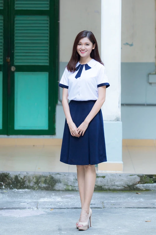Sau phần nghi thức lễ khai giảng, cô quyết định thay bộ đồng phục thời cấp 3 của mình. Á hậu nói, cô rất tự hào khi được học tập tại ngồi trường Lê Quý Đôn, TP HCM. Thuỳ Dung mong các em học sinh phát huy tinh thần học tập, lắng nghe sự hướng dẫn, chỉ bảo của thầy cô bởi đây sẽ là hành trang vô giá giúp các em vững chãi hơn khi rời ghế nhà trường.