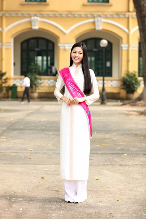 Á hậu nổi bật với chiều cao 180cm. Á hậu