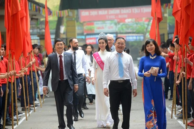 Dàn Hoa hậu, Á hậu rạng rỡ dự lễ khai giảng trường cũ ảnh 13 Dàn Hoa hậu, Á hậu rạng rỡ dự lễ khai giảng trường cũ ảnh 13
