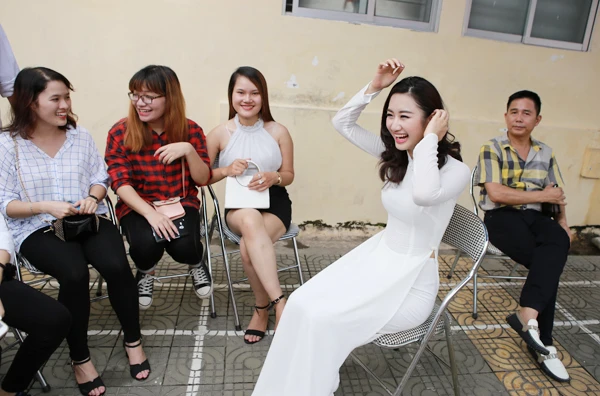Bố dượng của Thu Ngân (ngoài cùng bên phải) lặng lẽ ngồi một góc. Bố mẹ đẻ ly hôn vào năm cô 12 tuổi, sau đó mẹ cô đi thêm bước nữa với một doanh nhân người Quảng Ninh. Thu Ngân là chị cả trong gia đình có 7 người em. Với cha dượng, Hoa hậu rất yêu quý và coi ôngnhư cha đẻ. Chính ông là người lo lắng cho cô trong nhiều năm cô đi du học và suốt quá trìnhthi hoa hậu vừa qua. dan-hoa-hau-a-hau-rang-ro-du-le-khai-giang-truong-cu-3