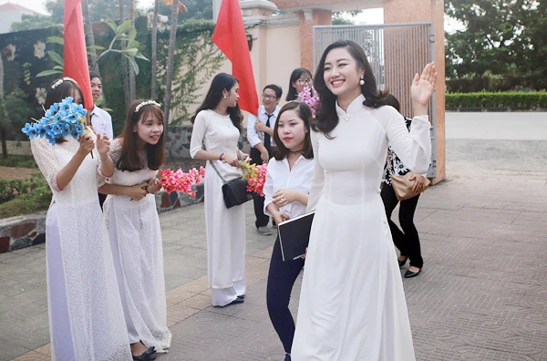 Sau khi đăng quang vương miện vào đầu tháng 8,Thu Ngânchưa vội trở lại Thụy Sĩ để tiếp tục học tập mà vềHải Phòng cùng gia đình và có một số hoạt động trên cương vị Hoa hậu bản sắc Việt toàn cầu 2016. dan-hoa-hau-a-hau-rang-ro-du-le-khai-giang-truong-cu