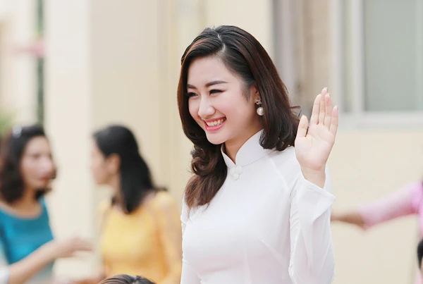 Sáng nay (5/9), người đẹp 20 tuổi rạng rỡ như nữ sinh khi diện áo dài trắng tinh khôi. Cô đến dự lễ khai giảng của trường THPT Hồng Bàng, Hải Phòng. Thu Ngân chia sẻ, dù chỉ có một năm theo học tại ngôi trường này, sau đó sang châu Âu du học nhưng cô vẫn có những ký ức đẹp về thời học sinh. dan-hoa-hau-a-hau-rang-ro-du-le-khai-giang-truong-cu-1