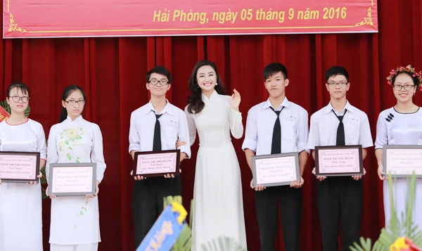 Người đẹp đã trao học phí 1 nămcho 6 học sinh lớp 10,11 có hoàn cảnh khó khăn nhưng đạt thành tích cao trong học tập. dan-hoa-hau-a-hau-rang-ro-du-le-khai-giang-truong-cu-2