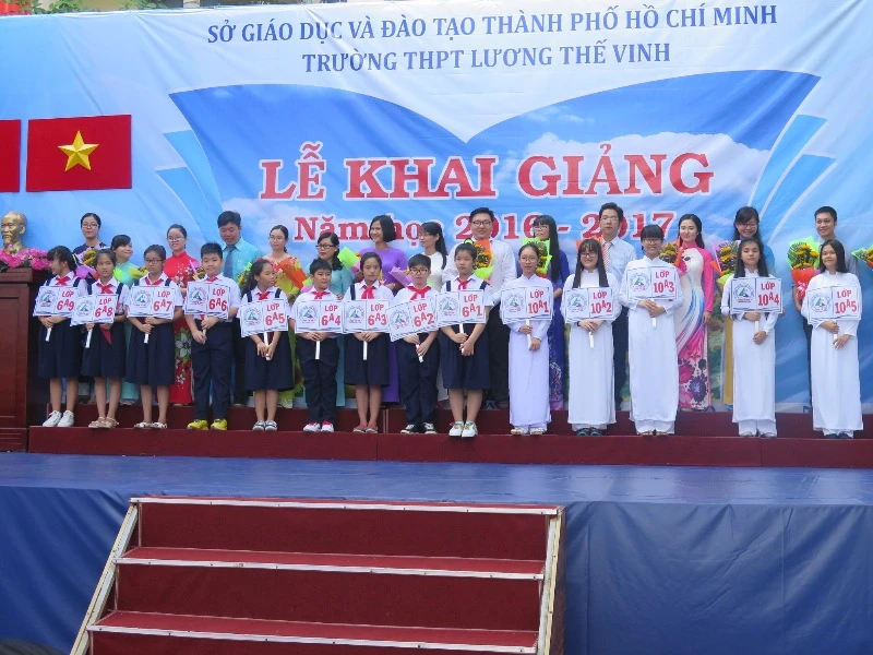 Bí thư Đinh La Thăng gióng trống khai giảng năm học mới ảnh 9