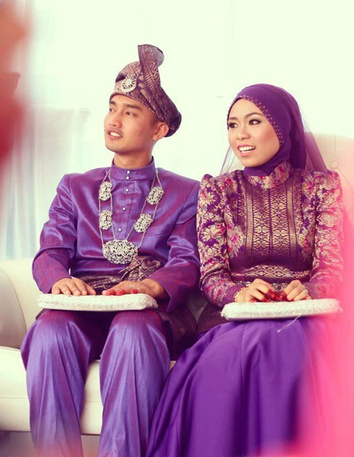 [Caption]Tại Malaysia, hầu hết các lễ cưới được tổ chức theo truyền thống Hồi giáo. Các cô dâu thường chọn một chiếc váy cưới với tông màu tím hoặc màu kem.