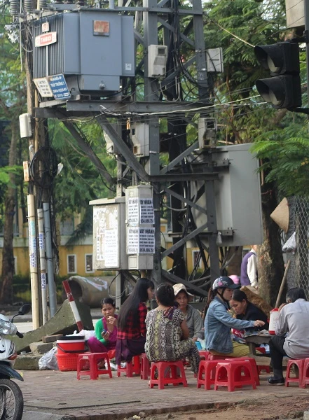 Vô tư kinh doanh dưới biến áp ‘tử thần’ ảnh 7