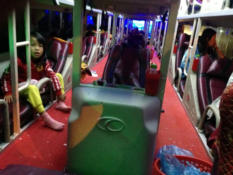 Hai người chở cả ba lô đá ném hàng loạt xe khách ảnh 4