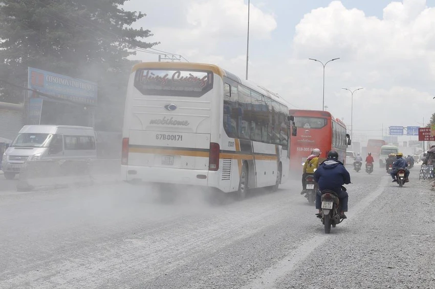 Dân quốc lộ 1A khóc ròng cảnh bụi đường mù mịt ảnh 4 Dân quốc lộ 1A khóc ròng cảnh bụi đường mù mịt ảnh 4