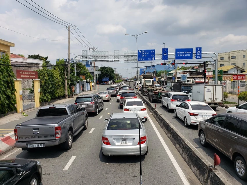 Kẹt xe tại phà Cát Lái: 3 tiếng nhích 1km ảnh 2