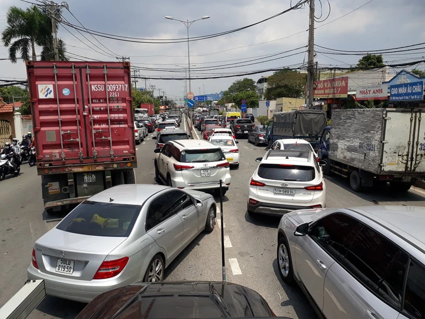 Kẹt xe tại phà Cát Lái: 3 tiếng nhích 1km ảnh 1