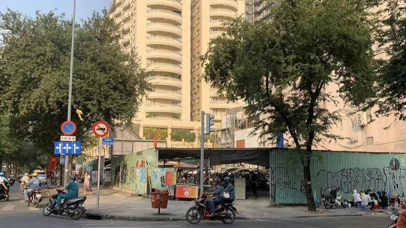 Chung cư 123 Lý Tự Trọng, quận 1 đã được tháo dỡ cách đây hơn hai năm nhưng chưa được xây dựng mới. Ảnh: VIỆT HOA Chung cư 123 Lý Tự Trọng, quận 1 đã được tháo dỡ cách đây hơn hai năm nhưng chưa được xây dựng mới. Ảnh: VIỆT HOA