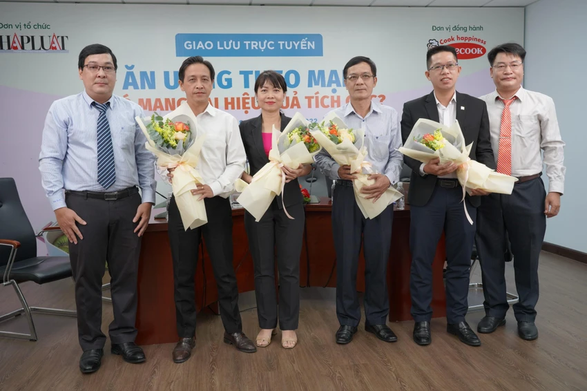 Các vị khách mời tham gia tọa đàm “Ăn uống theo mạng có mang lại hiệu quả tích cực?”. Ảnh: MINH HOÀNG