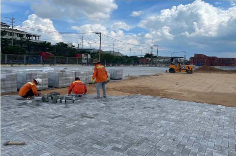 Thi công lát bề mặt Cảng Bến Nghé bằng gạch tự chèn cường độ cao