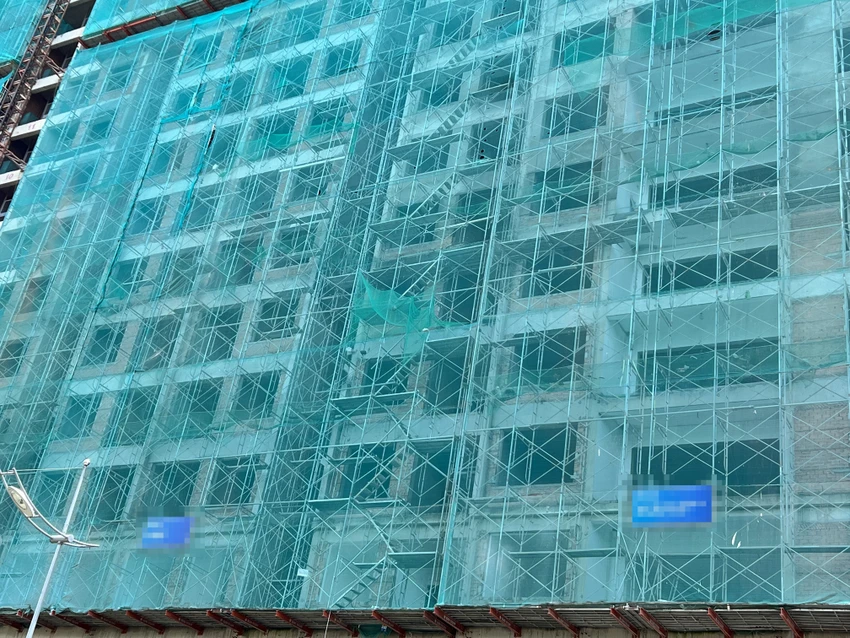 Một công trình xây dựng trên chín tầng tại TP.HCM có dấu hiệu vi phạm khi sử dụng một lượng lớn gạch nung. Ảnh: PV Một công trình xây dựng trên chín tầng tại TP.HCM có dấu hiệu vi phạm khi sử dụng một lượng lớn gạch nung. Ảnh: PV