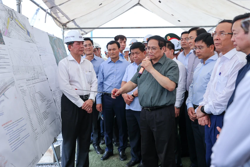 Thủ tướng yêu cầu đơn vị thi công khẩn trương thiết kế và thi công nút giao thông An Phú. Ảnh: VGP Thủ tướng yêu cầu đơn vị thi công khẩn trương thiết kế và thi công nút giao thông An Phú. Ảnh: VGP