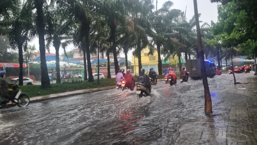 Một vài tuyến đường ở huyện Bình Chánh nhanh chóng có hiện tượng ngập cục bộ