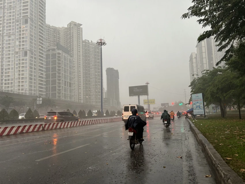 Cơn mưa nặng hạt đổ xuống trên Xa lộ Hà Nội, TP Thủ Đức