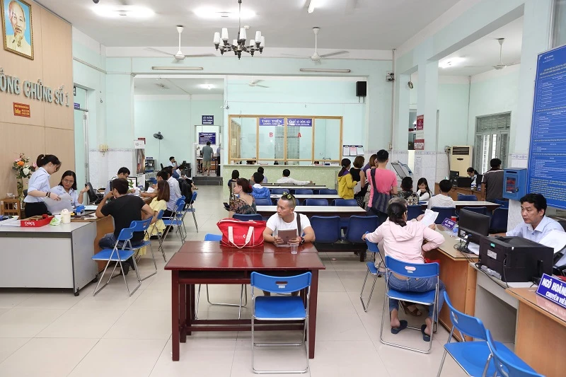 Người dân đến làm thủ tục tại phòng công chứng ở TP.HCM